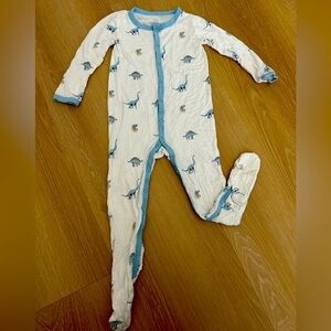 Kyte Baby snap footie in Jurassic print (18-24 months)